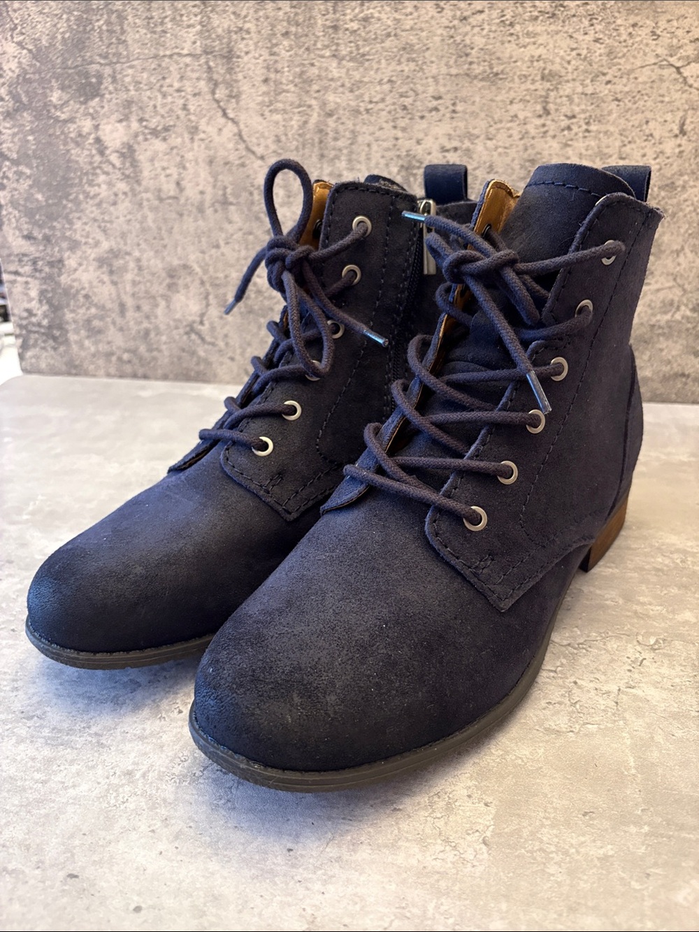Women’s  Earth Suede leather Lace-Up ankle Boots in black NWOT size 8.5